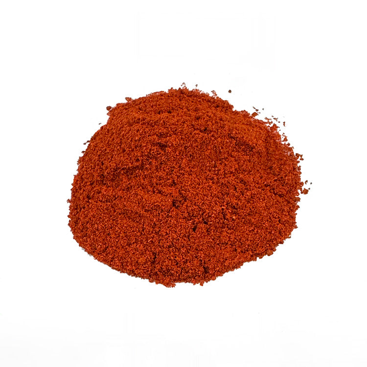 Ein kleiner Haufen Bio Paprika Delikatess. Das Bio-Paprika Delikatess hat eine intensive hellrote Farbe und sieht lecker aus.