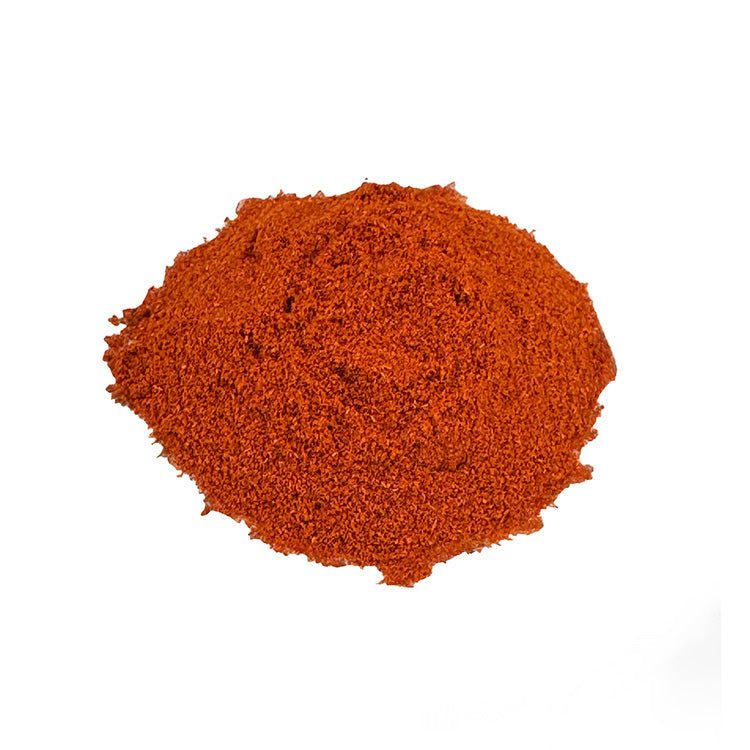 Ein kleiner Haufen Bio Chillies gemahlen. Der Bio-Chillies hat eine rote Farbe. Es sieht sehr lecker aus.