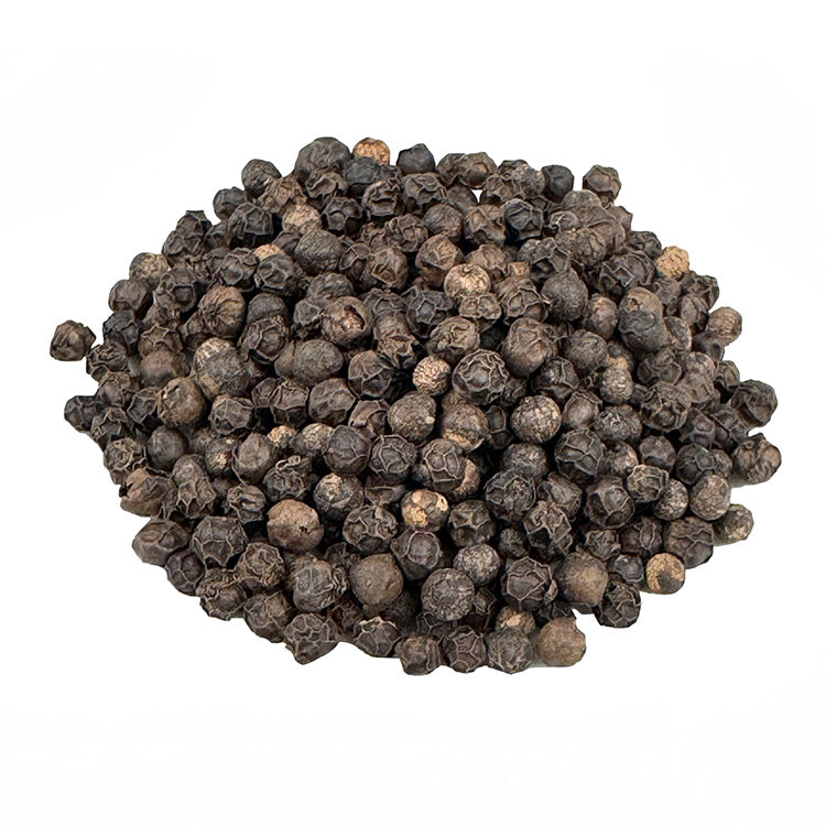 Ein kleiner Haufen Bio Pfeffer schwarz ganz. Der Bio-Pfeffer hat eine scharze Farbe. Es sieht sehr lecker aus.