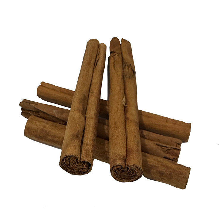 Sechs Bio Zimtstangen Ceylon ganz. Die Bio-Zimtstangen haben eine braune Farbe. Sie sind schön gerollt. Es sieht sehr lecker aus.