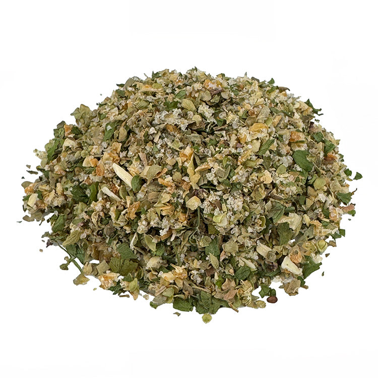 Ein kleiner Haufen Bio Kräuterbutter Gewürzzubereitung. Die Bio-Gewürzzubereitung hat eine grüne Farbe. Die Gewürze sind gut zu erkennen. Es sieht sehr lecker aus.