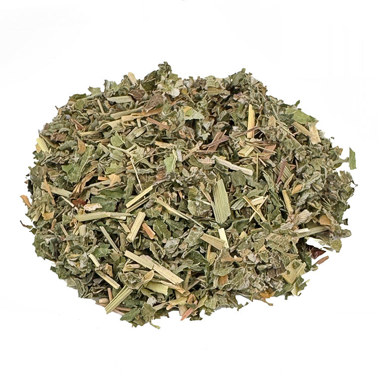Ein kleiner Haufen Kräutertee Guten Morgen Bio. Der Bio Kräutertee hat eine grüne Farbe. Die Zutaten sind gut zu erkennen. Es sieht sehr lecker aus.