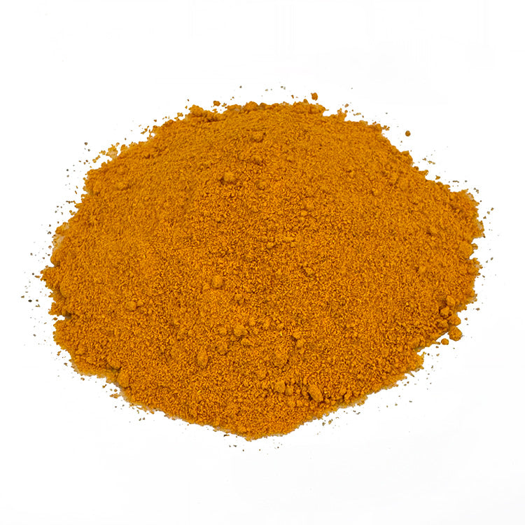 Ein kleiner Haufen Bio Kurkuma gemahlen. Das Bio-Gewürz hat eine intensive orange Farbe und ist sehr fein gemahlen. Es sieht sehr lecker aus.