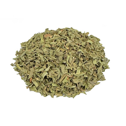 Ein kleiner Haufen Bio Estragon Blätter gerebelt gemahlen. Die Bio-Estragon Blätter haben eine grüne Farbe. Es sieht sehr lecker aus.