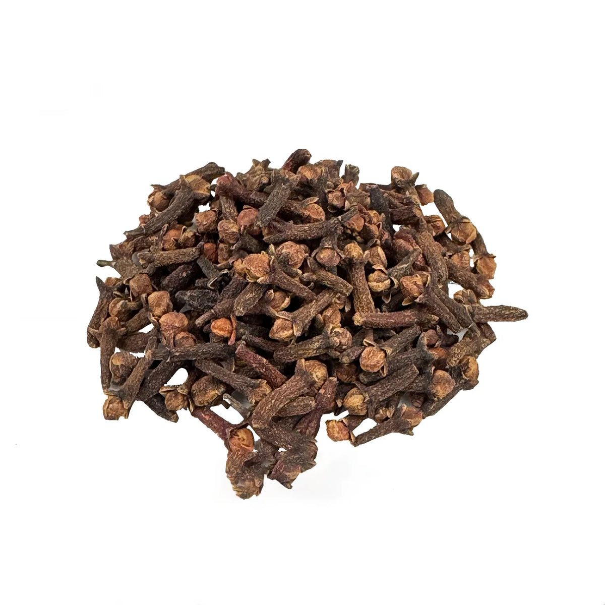 Ein kleiner Haufen Bio Gewürznelken ganz. Die Bio-Gewürznelken haben eine braune Farbe. Es sieht sehr lecker aus.