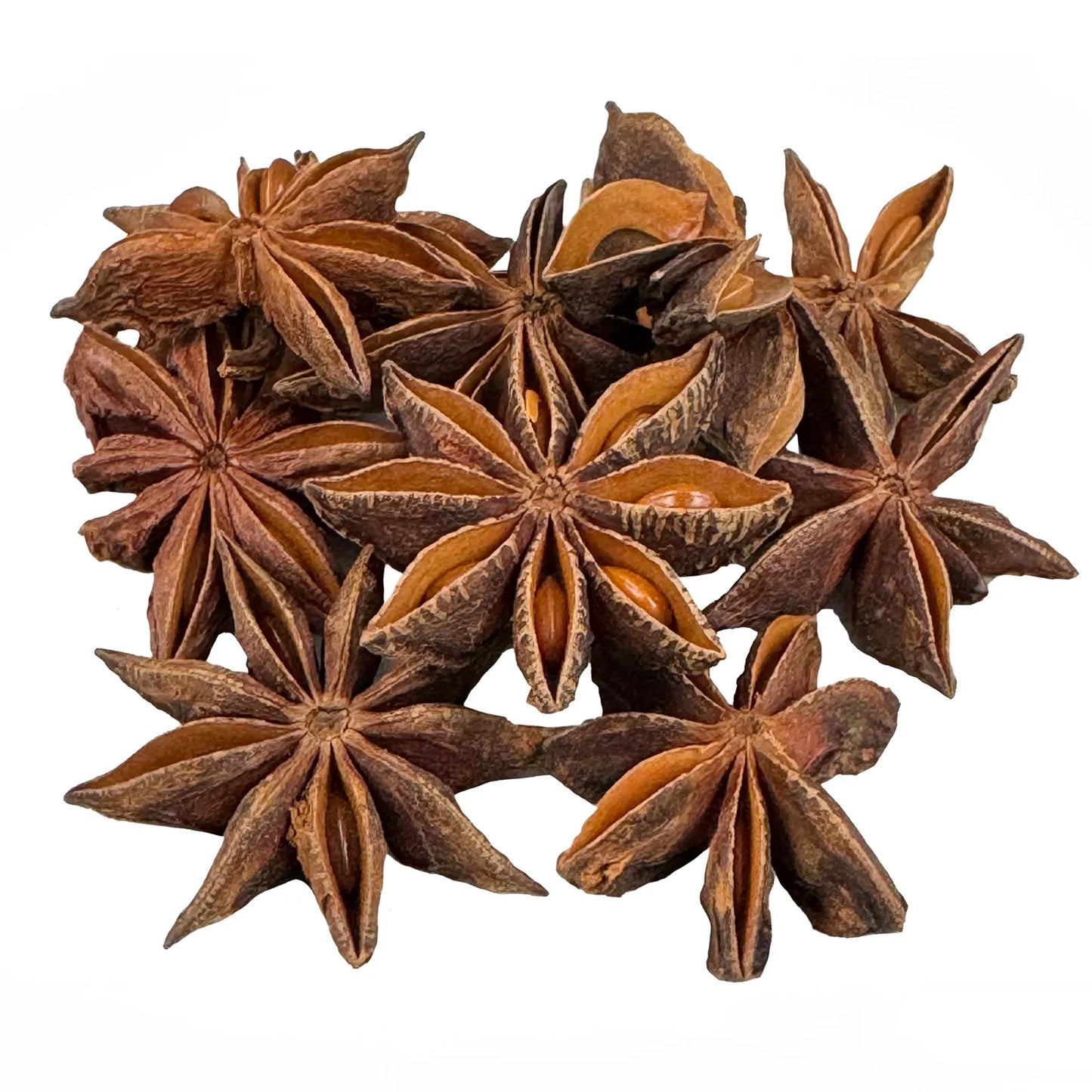 Ein kleiner Haufen Bio Sternanis ganz. Der Bio-Sternanis hat eine braun-orange Farbe. Es sieht sehr lecker aus.