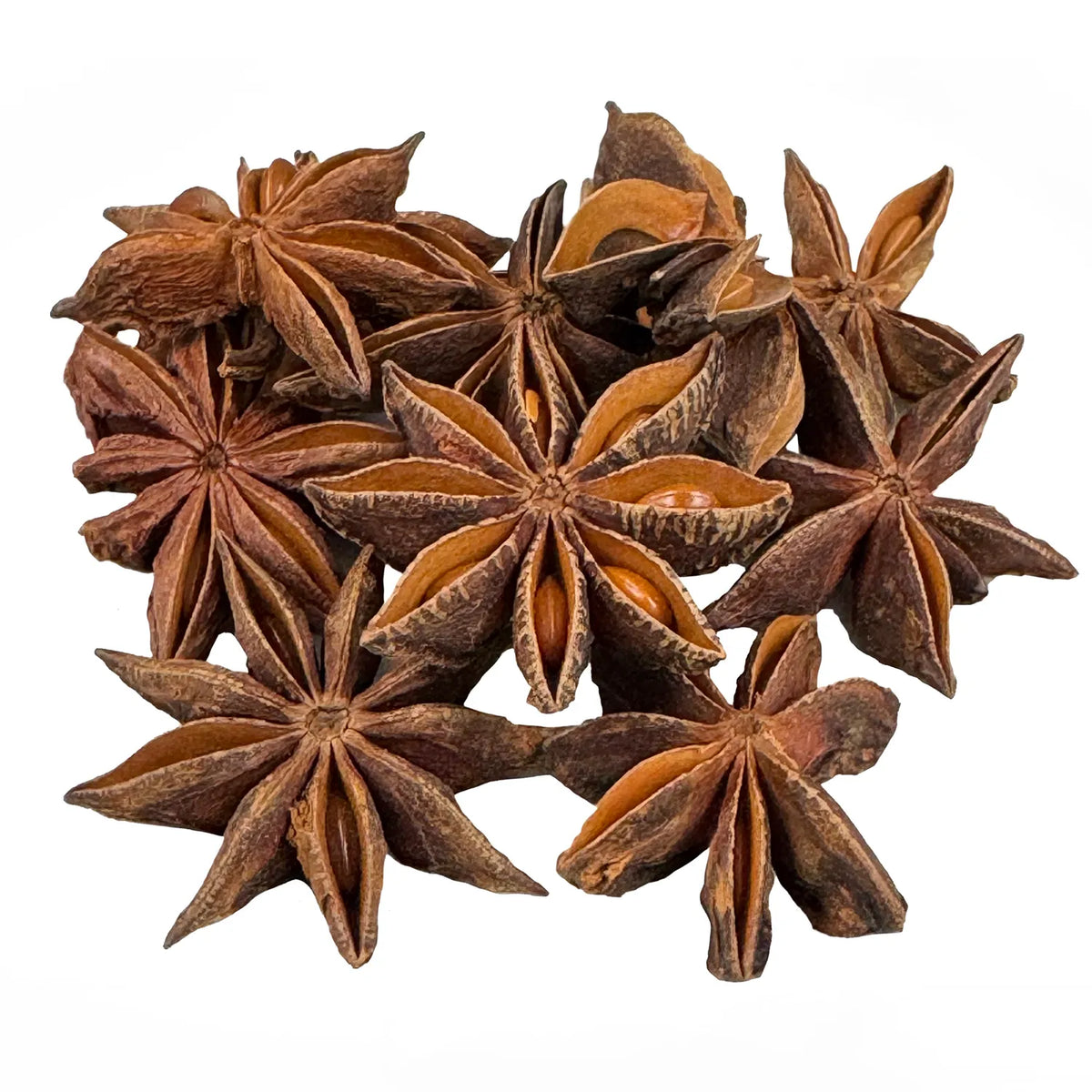 Ein kleiner Haufen Bio Sternanis ganz. Der Bio-Sternanis hat eine braun-orange Farbe. Es sieht sehr lecker aus.
