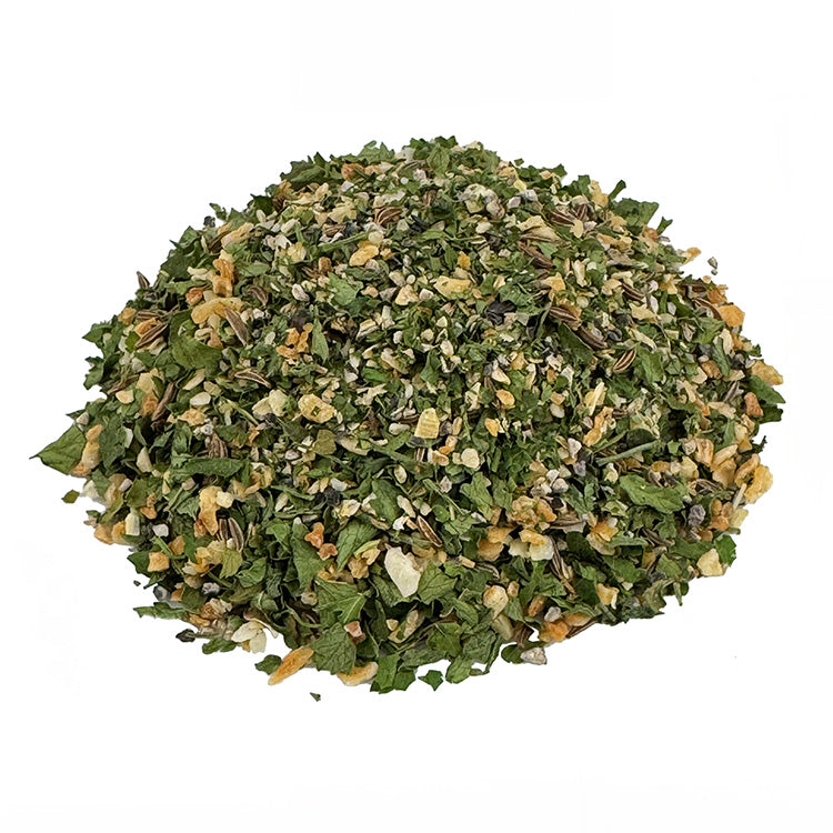 Ein kleiner Haufen Bio Bratkartoffel Gewürzmischung. Die Bio-Gewürzmischung hat eine grüne und teilweise auch gelbliche Farbe. Die Gewürze sind gut zu erkennen. Es sieht sehr lecker aus.
