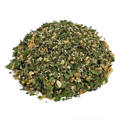Ein kleiner Haufen Bio Bratkartoffel Gewürzmischung. Die Bio-Gewürzmischung hat eine grüne und teilweise auch gelbliche Farbe. Die Gewürze sind gut zu erkennen. Es sieht sehr lecker aus.