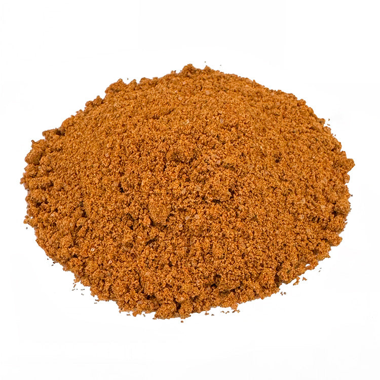 Ein kleiner Haufen Bio BBQ Rub Texas Gewürz. Das Bio-Gewürz hat eine orange Farbe und ist sehr fein gemahlen. Es sieht lecker aus.