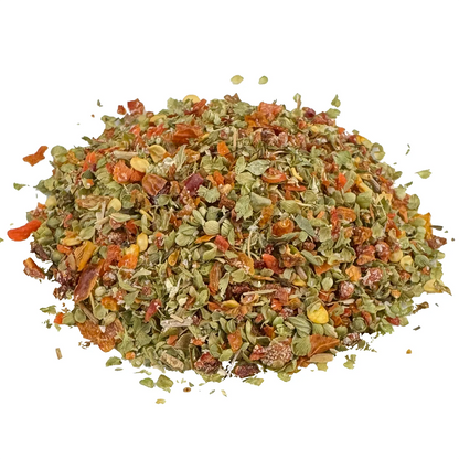 Ein kleiner Haufen Hot Bandito Dip Bio Gemüse- und Gewürzzubereitung. Die Bio Gemüse- und Gewürzzubereitung hat eine grüne und orange Farbe. Die Zutaten sind gut zu erkennen. Es sieht sehr lecker aus.