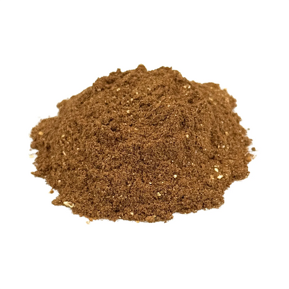 Ein kleiner Haufen Bio Gebäck & Lebkuchen Gewürzzubereitung. Die Bio-Gewürzzubereitung hat eine braune Farbe. Es sieht sehr lecker aus.