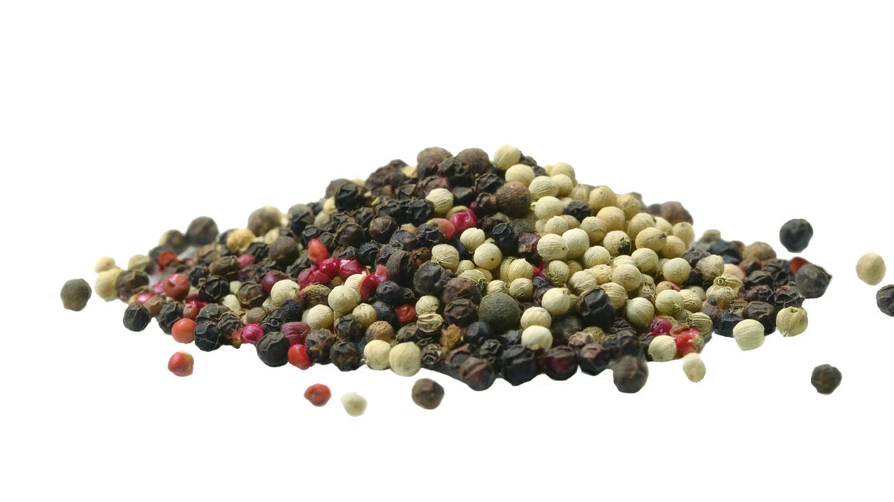 Ein kleiner Haufen weiße, schwarze und rote Pfefferkörner