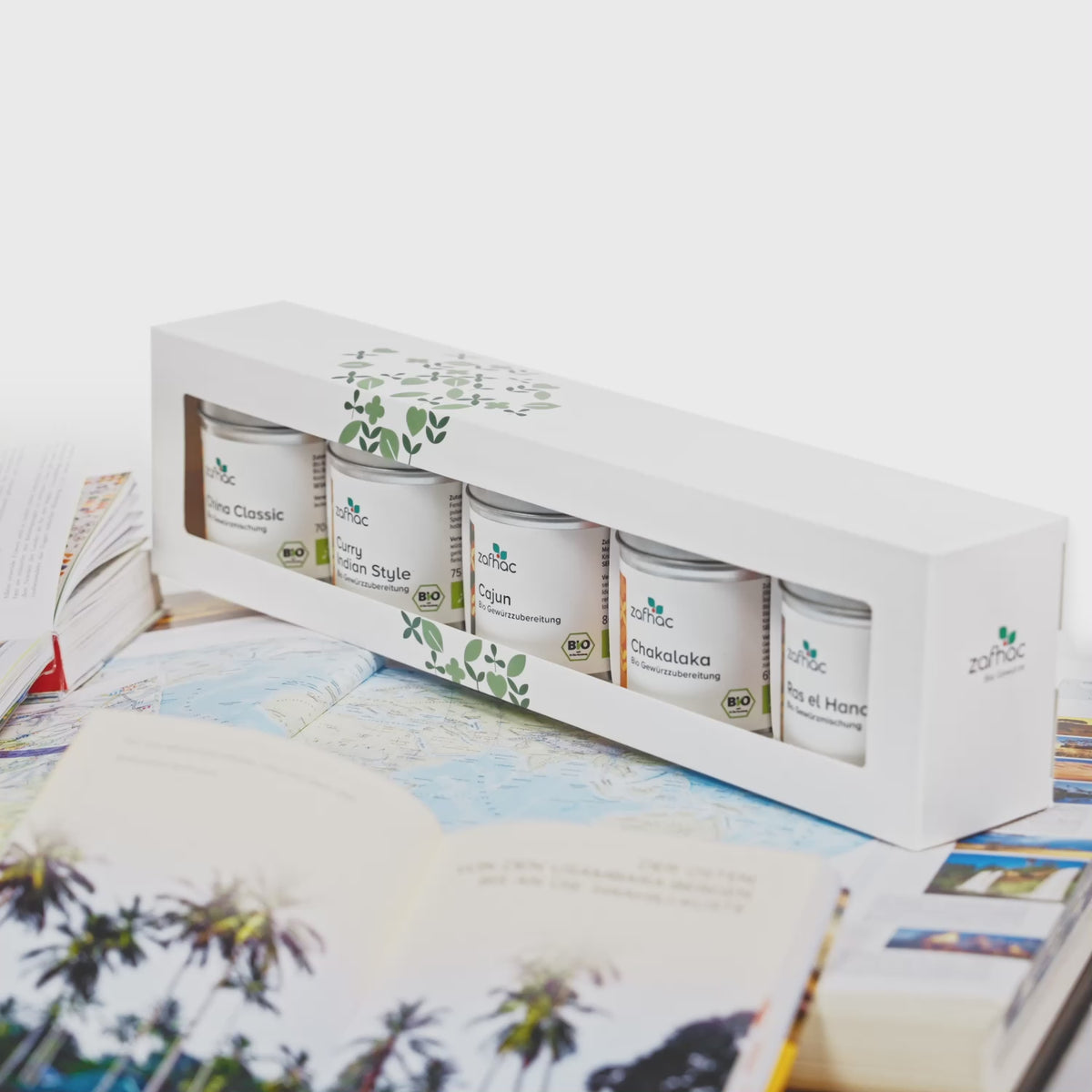 zafhac Weltreise Bio-Gewürz-Geschenkset mit China Classic, Curry Indian Style, Cajun, Chakalaka und Ras el Hanout, dekoriert mit Landkarten und Reisebüchern